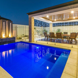 Kleiner Moderner Pool hinter dem Haus in rechteckiger Form mit Stempelbeton und Poolhaus in Perth