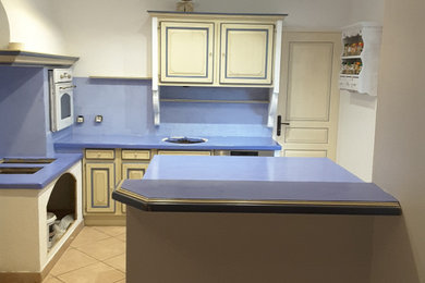Kitchen - kitchen idea in Toulouse