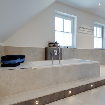 Stilvolle Badewanne auf beleuchtetem Podest