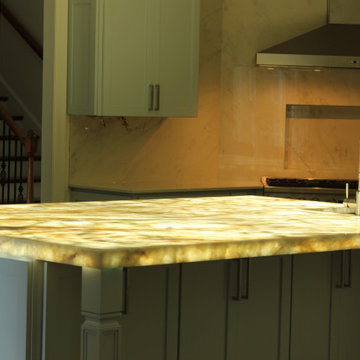 Kitchen island lit Onyx Countertop