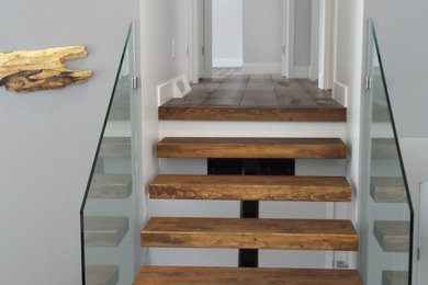 Rampe de verre et escalier de bois pour décor contemporain