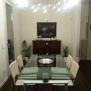 カターニア／パルレモの中サイズのコンテンポラリースタイルのLDKの画像 (ベージュの壁、濃色無垢フローリング)