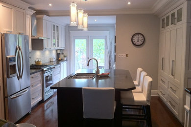 Transitional kitchen photo in Toronto
