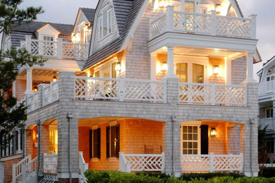Imagen de fachada de casa beige y marrón marinera de tamaño medio de tres plantas con revestimiento de madera, tejado a doble faldón, tejado de teja de madera y teja