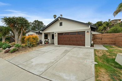 Example of a large mid-century modern exterior home design in San Diego