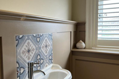 サリーにある高級な小さなコンテンポラリースタイルのおしゃれなトイレ・洗面所 (壁掛け式トイレ) の写真