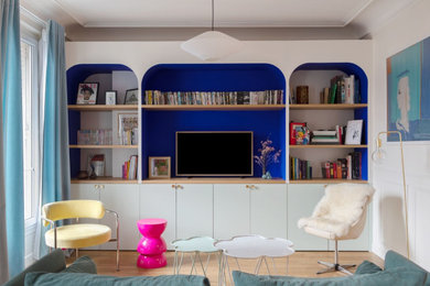Aménagement d'une salle de séjour contemporaine avec un mur blanc, parquet clair, un téléviseur indépendant et un sol beige.
