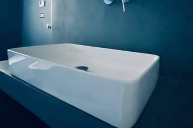 Foto di un bagno di servizio eclettico di medie dimensioni con pareti blu, pavimento blu e top blu