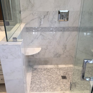 Idee per una grande stanza da bagno padronale minimalista con lavabo sottopiano, ante in stile shaker, ante bianche, top in marmo, vasca freestanding, doccia ad angolo, WC monopezzo, piastrelle bianche, piastrelle in pietra, pareti bianche e pavimento in marmo