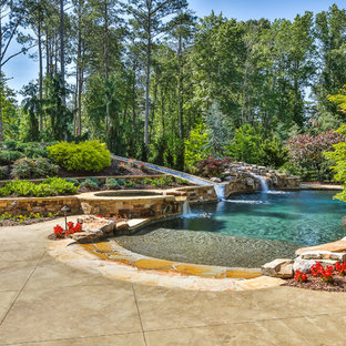 Großer Tropischer Schwimmteich hinter dem Haus in individueller Form mit Wasserrutsche und Stempelbeton in Atlanta