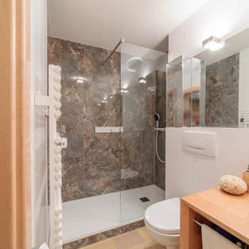 Raumwunder Bad mit eleganter Marmordusche