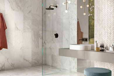 Cette photo montre une grande salle de bain moderne avec un carrelage gris, un mur gris, un sol en carrelage de porcelaine et meuble-lavabo suspendu.