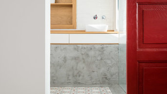 Baño con Baldosa Hidráulica, Microcemento y Puerta Roja