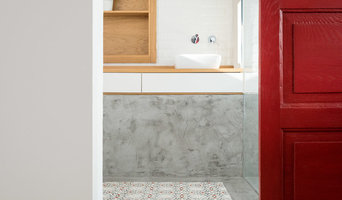 Baño con Baldosa Hidráulica, Microcemento y Puerta Roja