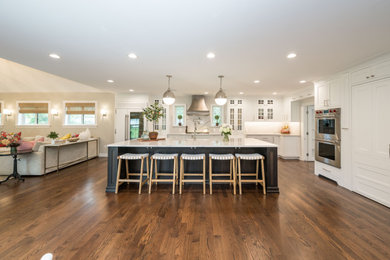 Elegant kitchen photo in St Louis
