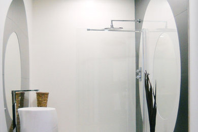 Example of a minimalist home design design in Other