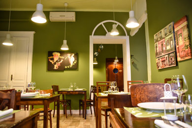 Relooking di ristorante rustico-chic verde oliva
