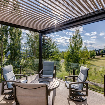 StruXure Adjustable Pergola with Phantom Motorized Screen for UV Protection