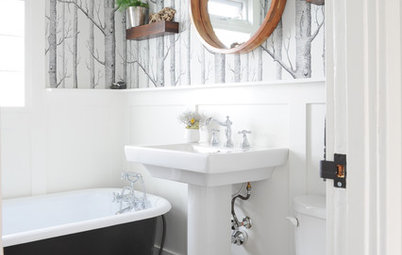 Rooms of the Day: Black, White and Wood Decor for 2 Bathrooms
