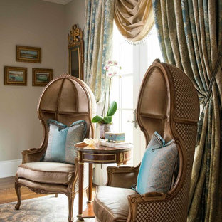 Foto di una camera da letto vittoriana con pareti beige, parquet scuro e nessun camino