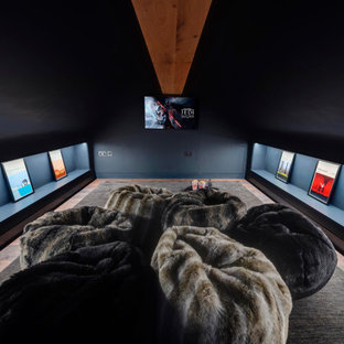 Exemple d'une chambre d'enfant tendance de taille moyenne avec un mur noir, un sol en bois foncé, un sol marron et un plafond en poutres apparentes.