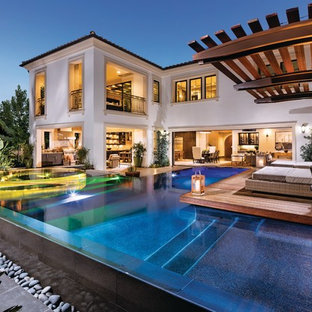 Foto på en vintage pool på baksidan av huset, med spabad och trädäck