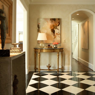 アトランタのトラディショナルスタイルのおしゃれな玄関ホール (ベージュの壁、マルチカラーの床) の写真