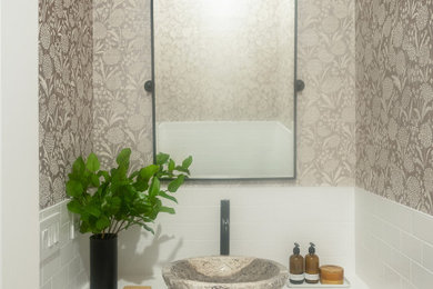 Diseño de cuarto de baño único y a medida tradicional renovado con armarios estilo shaker, puertas de armario blancas, baldosas y/o azulejos blancos y baldosas y/o azulejos de cerámica