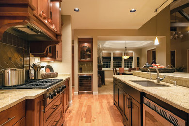 Example of a kitchen design in Los Angeles