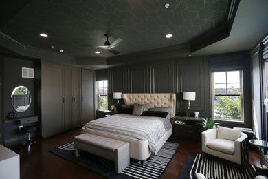 ワシントンD.C.にある中くらいなトランジショナルスタイルのおしゃれな主寝室 (黒い壁、無垢フローリング、茶色い床、格子天井) のインテリア