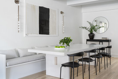 Ispirazione per una grande sala da pranzo aperta verso la cucina contemporanea con pareti bianche e parquet chiaro
