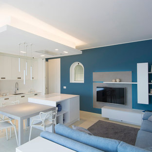 Mittelgroßes, Offenes Mediterranes Wohnzimmer mit weißer Wandfarbe, hellem Holzboden und Wand-TV in Mailand