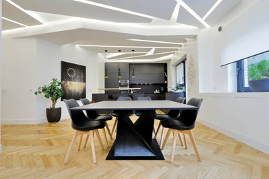 Ispirazione per un soggiorno contemporaneo con parquet chiaro, camino sospeso e soffitto ribassato
