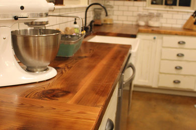 Example of a farmhouse kitchen design in Austin