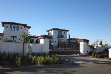 Example of a tuscan entryway design in Los Angeles