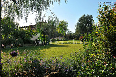 Diseño de jardín mediterráneo extra grande en patio delantero con exposición total al sol