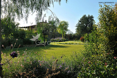 Idee per un ampio giardino mediterraneo esposto in pieno sole davanti casa