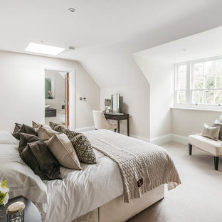 Foto de dormitorio clásico con paredes beige y moqueta