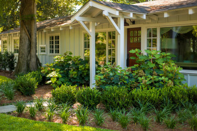 Inspiration for a traditional landscaping in Wilmington for summer.