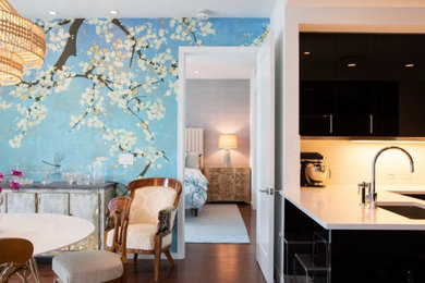 オースティンにあるラグジュアリーなトランジショナルスタイルのおしゃれなダイニングキッチン (青い壁、無垢フローリング、茶色い床、壁紙) の写真