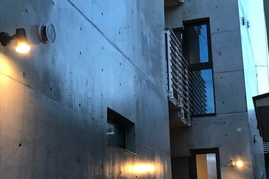 Imagen de fachada de piso moderna pequeña de tres plantas con revestimiento de hormigón