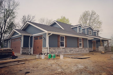 Mittelgroßes, Zweistöckiges Rustikales Einfamilienhaus mit Faserzement-Fassade, blauer Fassadenfarbe, Satteldach und Misch-Dachdeckung in St. Louis