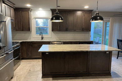 Example of a kitchen design in Chicago