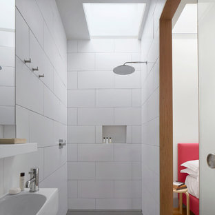 Idée de décoration pour une salle de bain design.