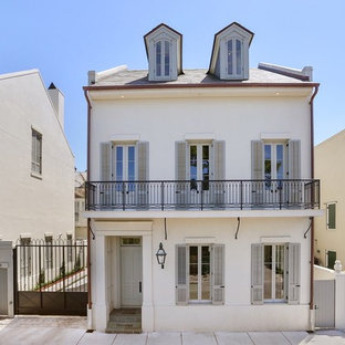 ニューオリンズのトランジショナルスタイルのおしゃれな家の外観 (戸建、板屋根) の写真