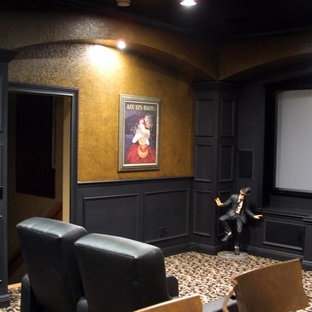 Cette image montre une petite salle de cinéma design fermée avec moquette, un écran de projection et un mur jaune.