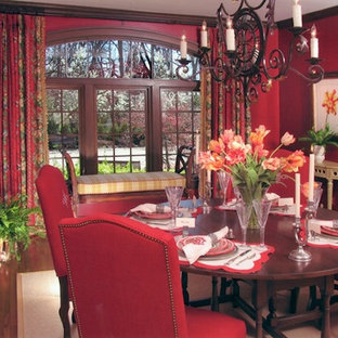 Exemple d'une salle à manger ouverte sur la cuisine chic de taille moyenne avec un mur rouge, un sol en bois brun et aucune cheminée.