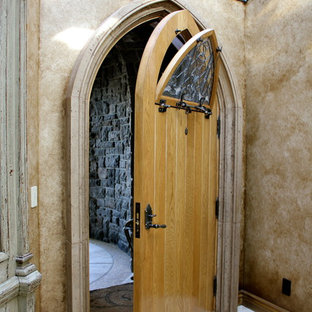 Idéer för att renovera en liten eklektisk ingång och ytterdörr, med beige väggar, marmorgolv, en enkeldörr och ljus trädörr