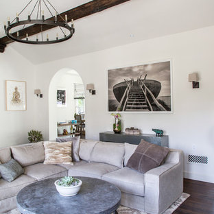 Repräsentatives, Fernseherloses, Offenes Mediterranes Wohnzimmer mit roter Wandfarbe und dunklem Holzboden in Los Angeles