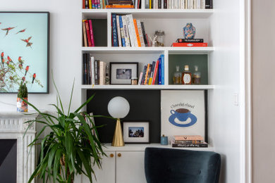 Idée de décoration pour un salon vintage de taille moyenne et ouvert avec un mur blanc, une cheminée standard et un téléviseur fixé au mur.
